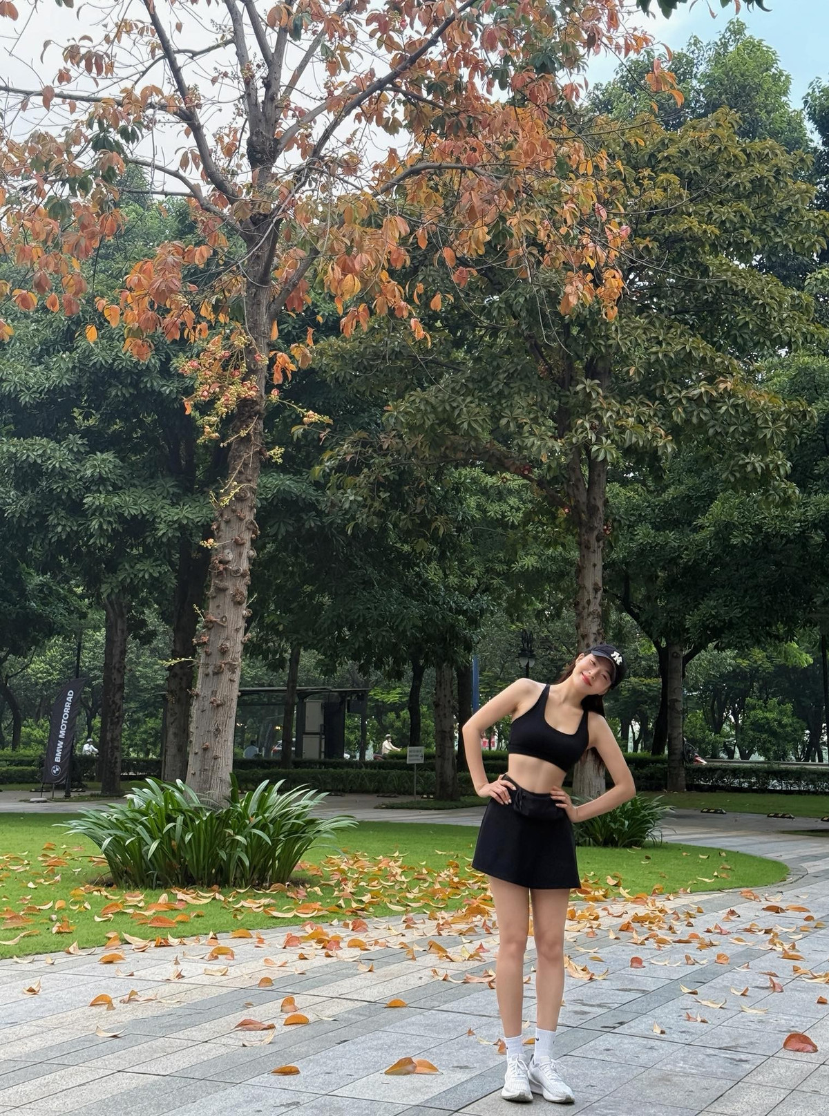 Cô chăm diện những trang phục ngắn, phom dáng gọn gàng để tôn lên đường cong cơ thể.