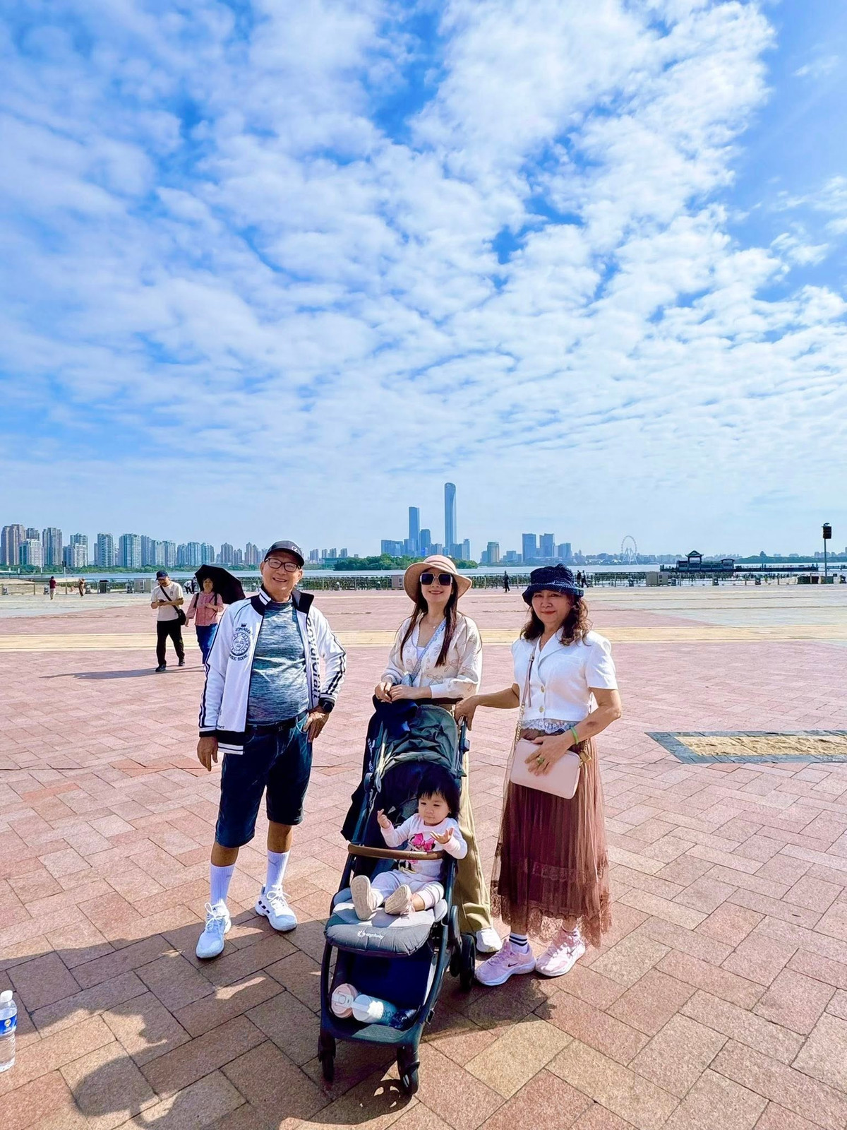 Gia đình Kha Ly lần đầu tiên đưa con gái nhỏ đi du lịch nước ngoài. Ảnh: FB Lại Thị Kha Ly