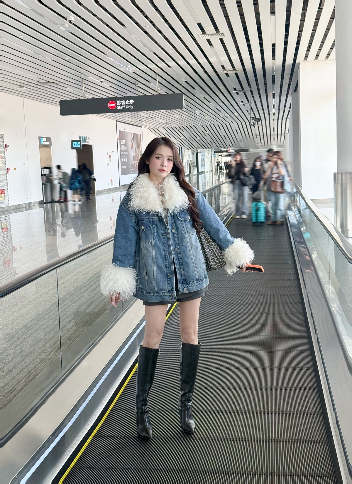 Sam được nhận xét 'như teen girl' khi khoe nhan sắc ở sân bay. Ảnh: FB Sam