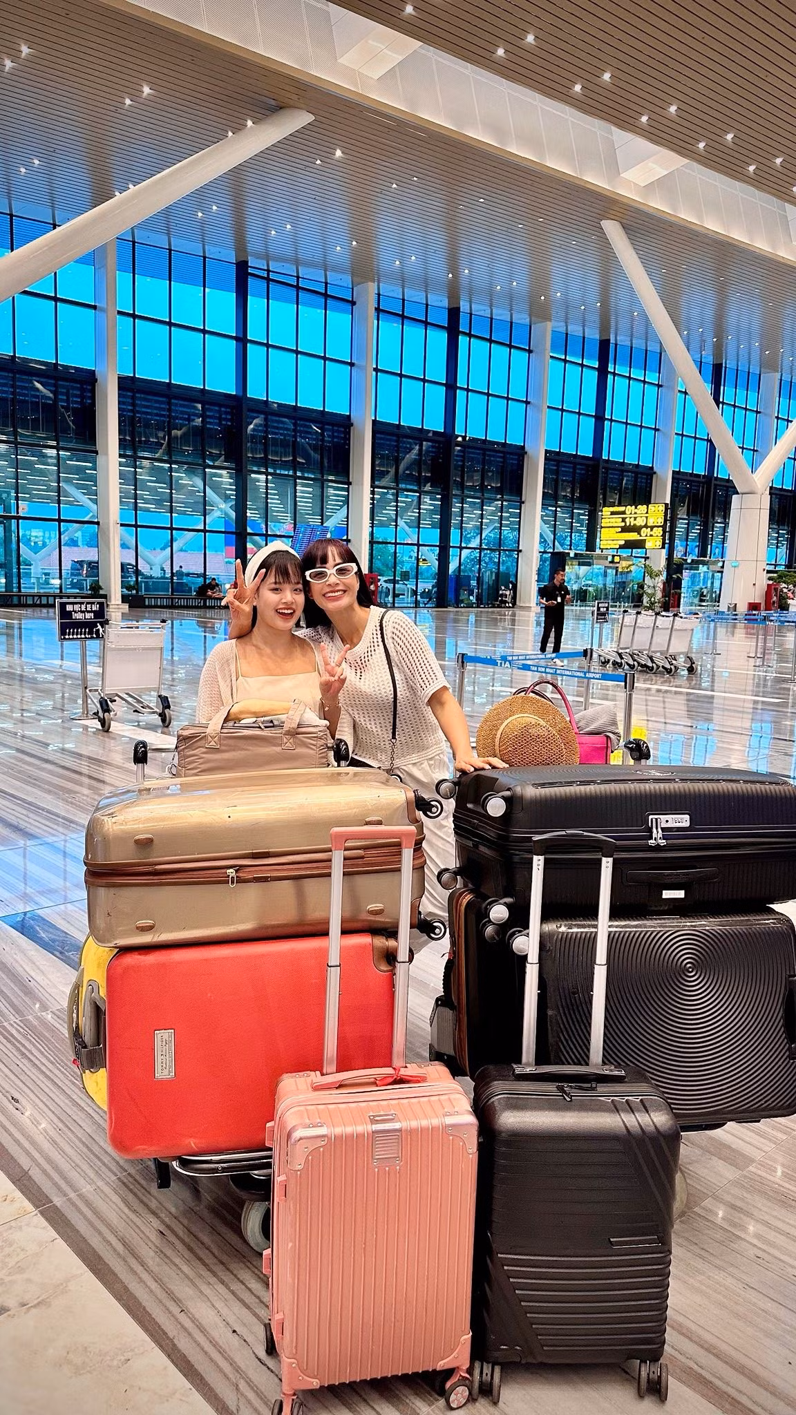 Được biết, trước chuyến đi, Suli chuẩn bị đến sáu vali lớn chứa đầy quần áo, phụ kiện và đồ dùng cá nhân.