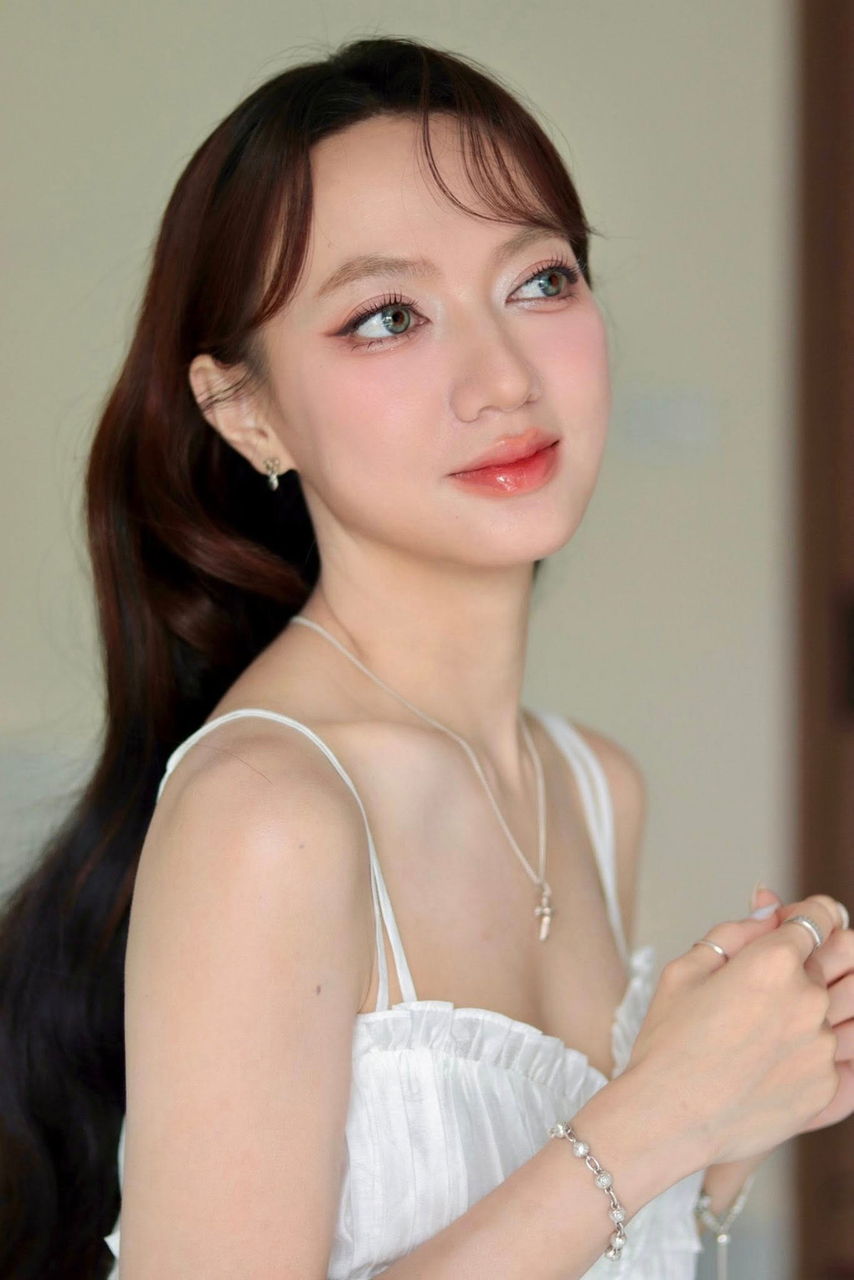 Ở tuổi 31, nữ ca sĩ sở hữu body đẫy đà, đường cong quyến rũ và gu ăn mặc có phần táo bạo.