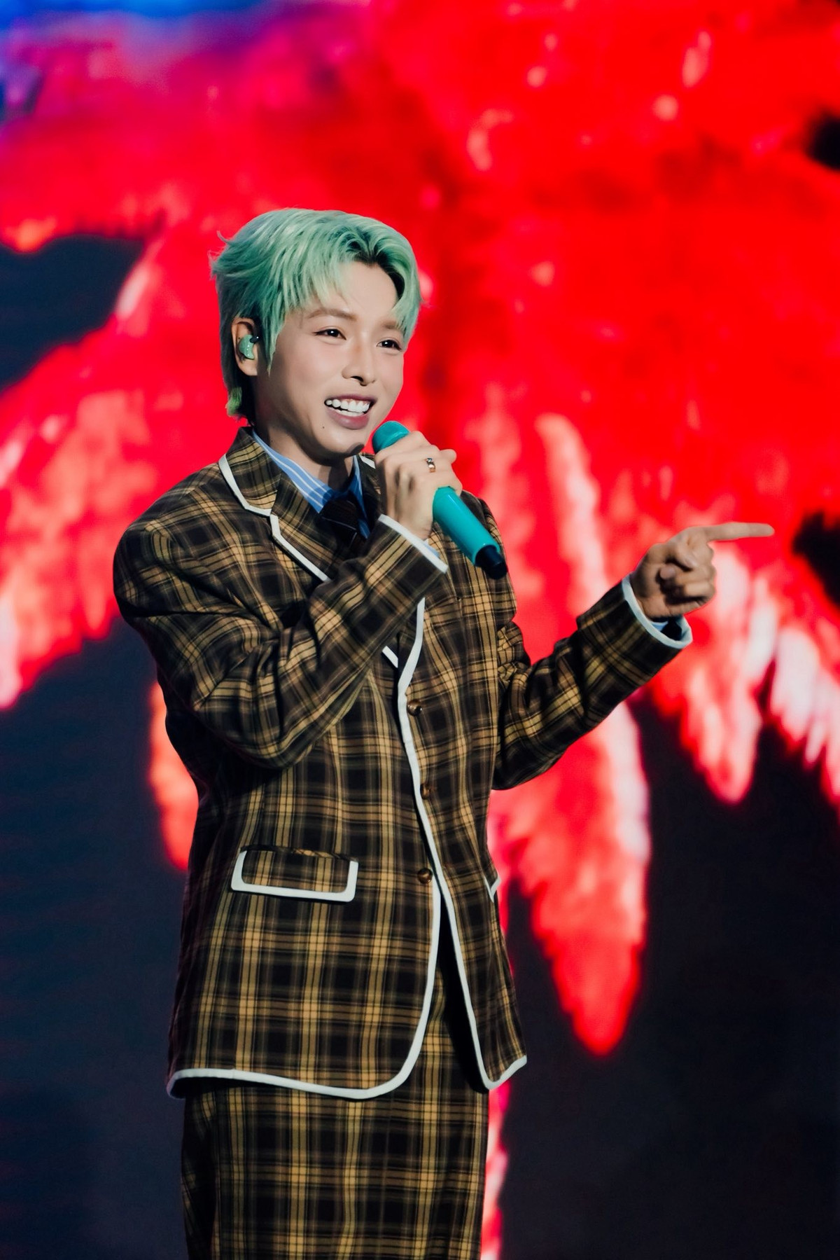 Đức Phúc được khán giả cổ vũ nhiệt tình trên sân khấu tại Sài Gòn. Ảnh: FB Đức Phúc