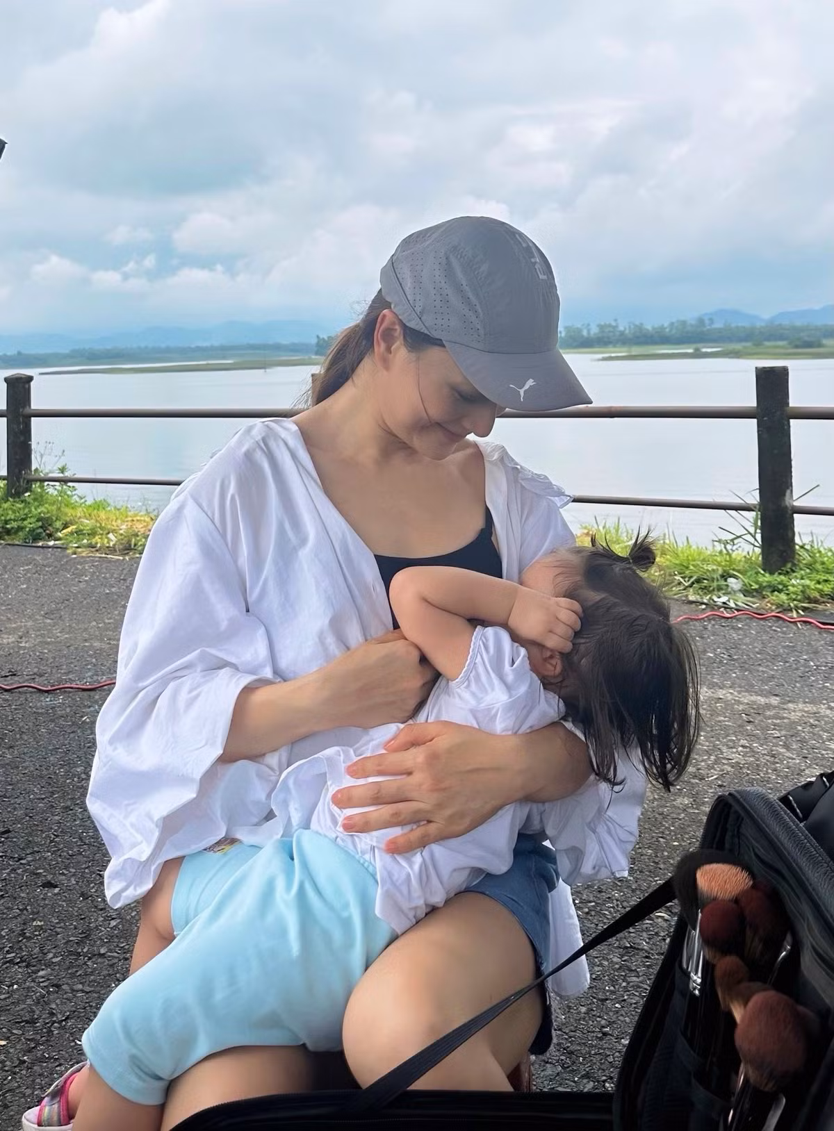 Lan Phương vừa đi làm vừa chăm con. Ảnh: FB Lan Phuong Nguyen