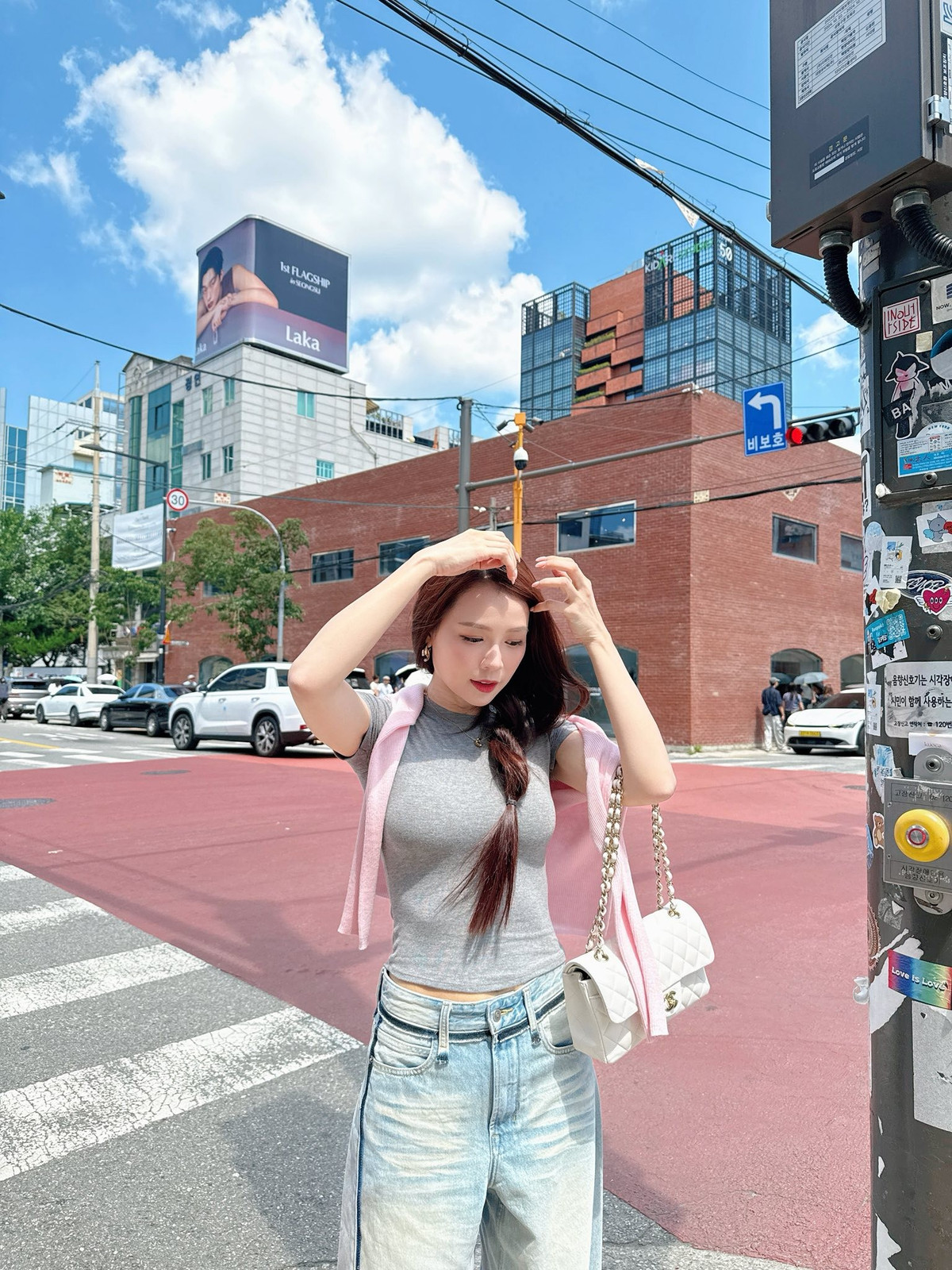 Sam lên đồ trẻ trung dạo phố Seoul, Hàn Quốc. Ảnh: FB Sam