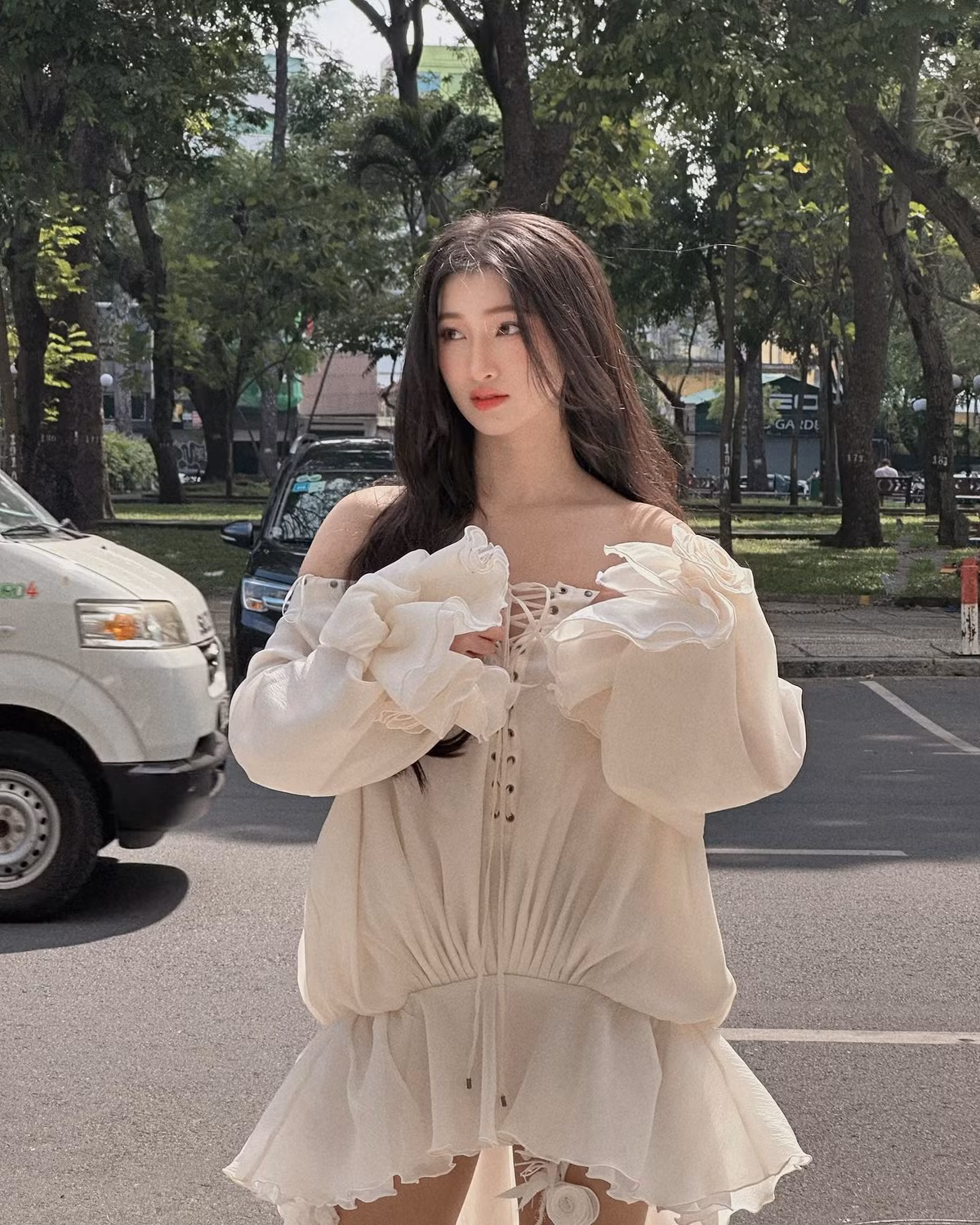 Gương mặt hài hòa, ánh mắt biết nói cùng nụ cười tỏa nắng giúp Phương Nhi chiếm trọn cảm tình của khán giả ngay từ những ngày đầu bước chân vào làng giải trí.