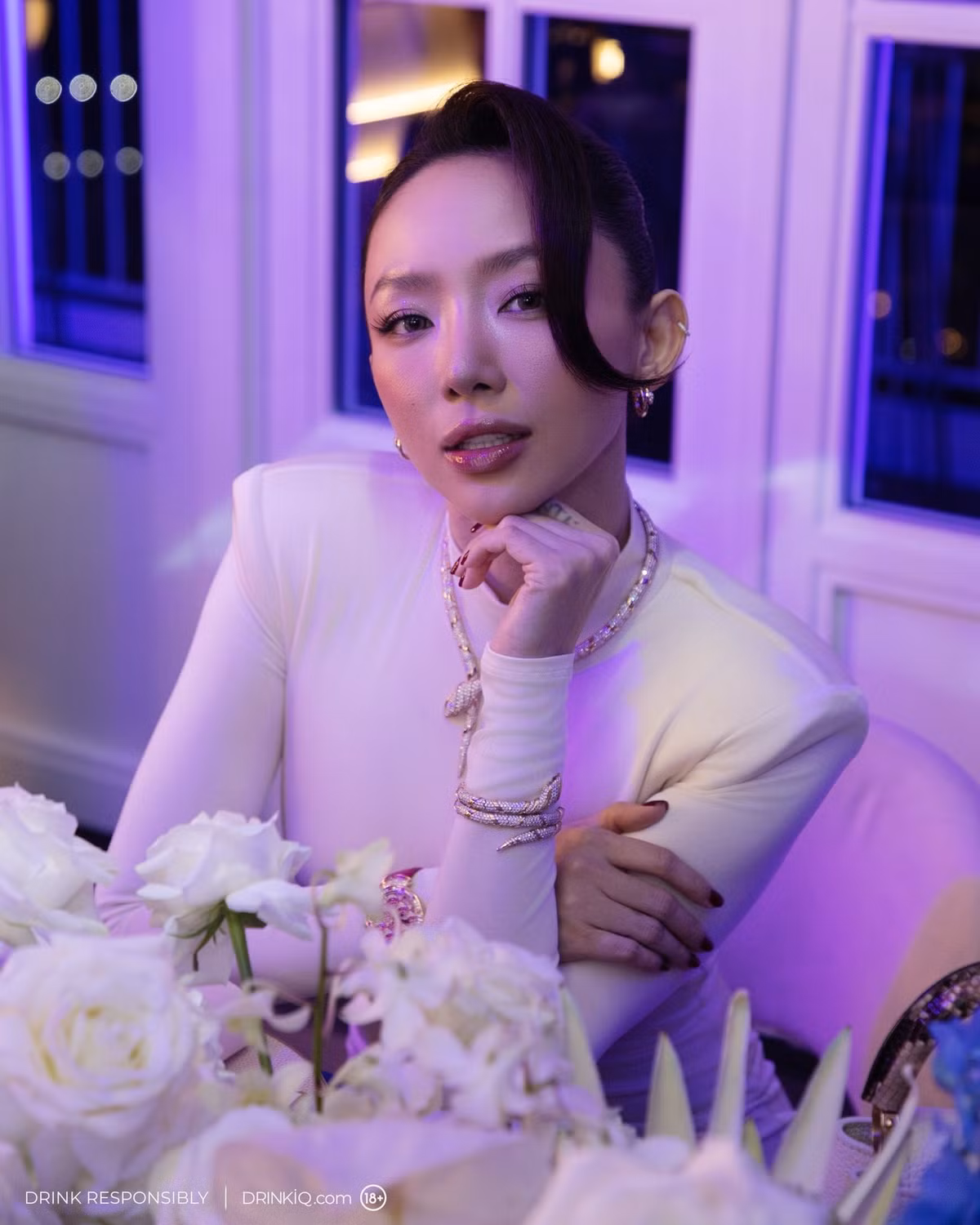 Trong một sự kiện mới đây quy tụ nhiều ngôi sao quốc tế, Tóc Tiên trở thành tâm điểm chú ý khi xuất hiện với thiết kế đầm trắng ôm sát dáng dài.