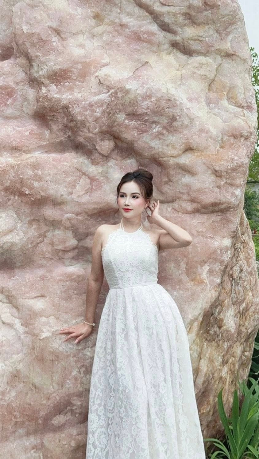 Đào Hoàng Yến diện váy trắng trẻ trung. Ảnh: FB Đào Hoàng Yến