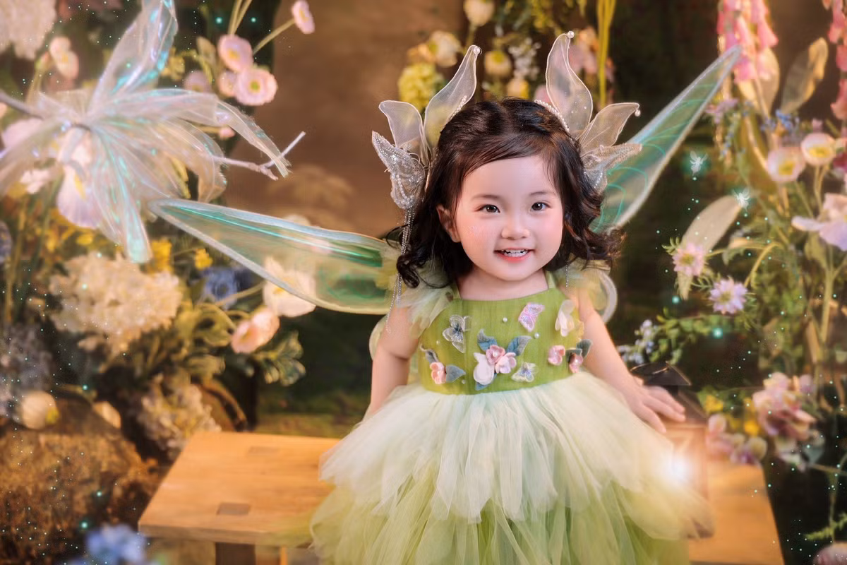 Khánh Thi từng chia sẻ rằng Lisa thừa hưởng nhiều nét đẹp từ bố và nhà nội. Tuy nhiên, ở cô bé vẫn có nét dịu dàng, thanh tú rất riêng tạo nên sức hút đặc biệt mỗi lần xuất hiện trước ống kính.