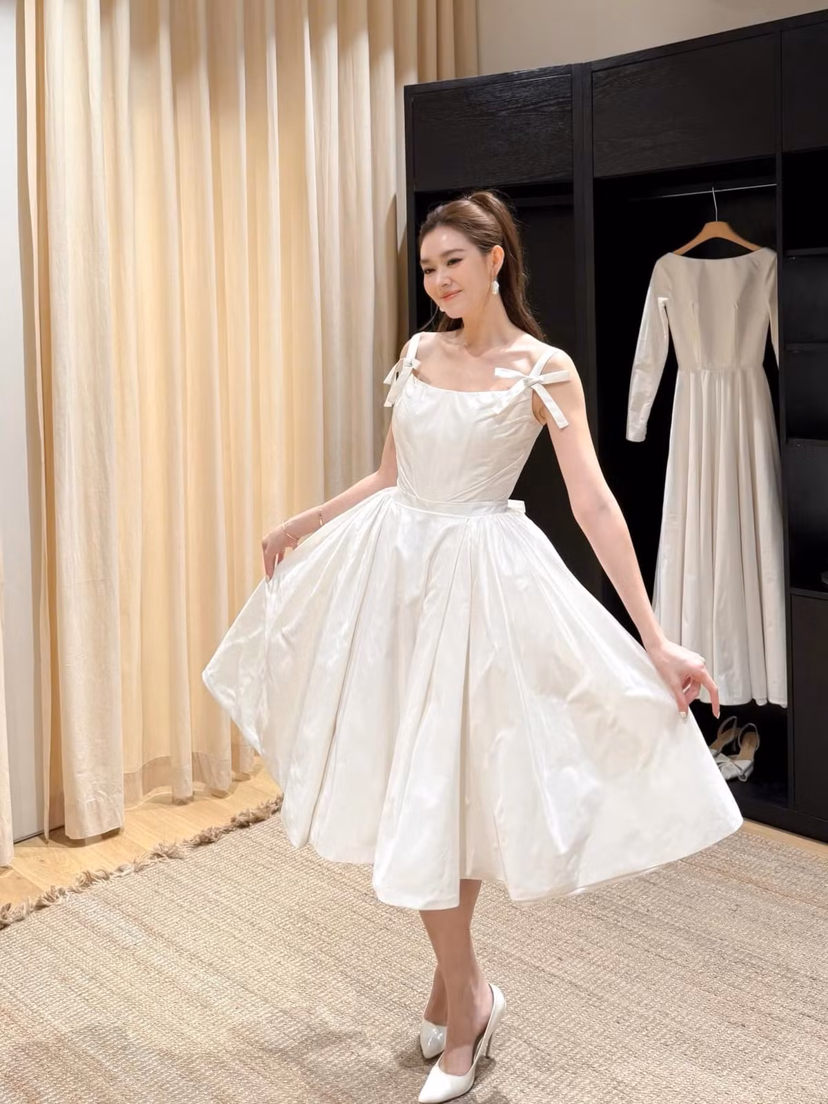 Những bức hình cô chia sẻ trên mạng xã hội thường là ảnh mặt mộc hoặc chỉ trang điểm rất nhẹ, song làn da mịn màng, gương mặt tươi tắn của cô vẫn khiến dân mạng không ngừng xuýt xoa.