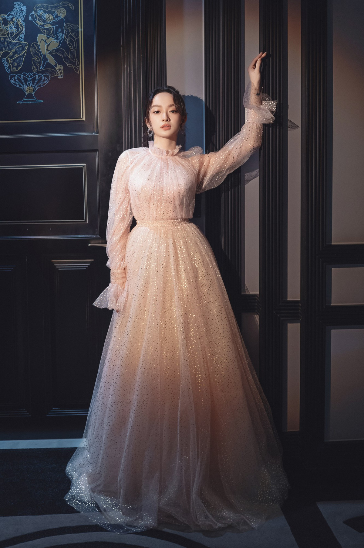 Ở tuổi 26, Kaity Nguyễn ngày càng trưởng thành trong sự nghiệp khi vừa điều hành công ty giải trí, vừa đầu tư sản xuất phim ảnh. Đặc biệt, vai chính trong Người vợ cuối cùng (2023) được xem là dấu mốc quan trọng, giúp Kaity lấy lại phong độ và khẳng định vị thế “mỹ nhân trăm tỷ” trên màn ảnh Việt.