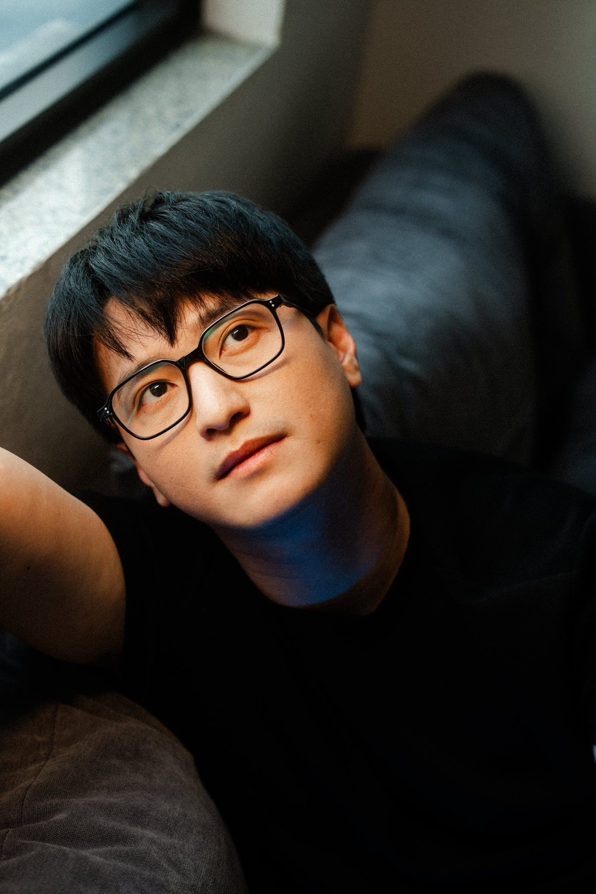 Diễn viên Huỳnh Anh khoe vẻ điển trai khi đeo kính. Ảnh: FB Huỳnh Anh