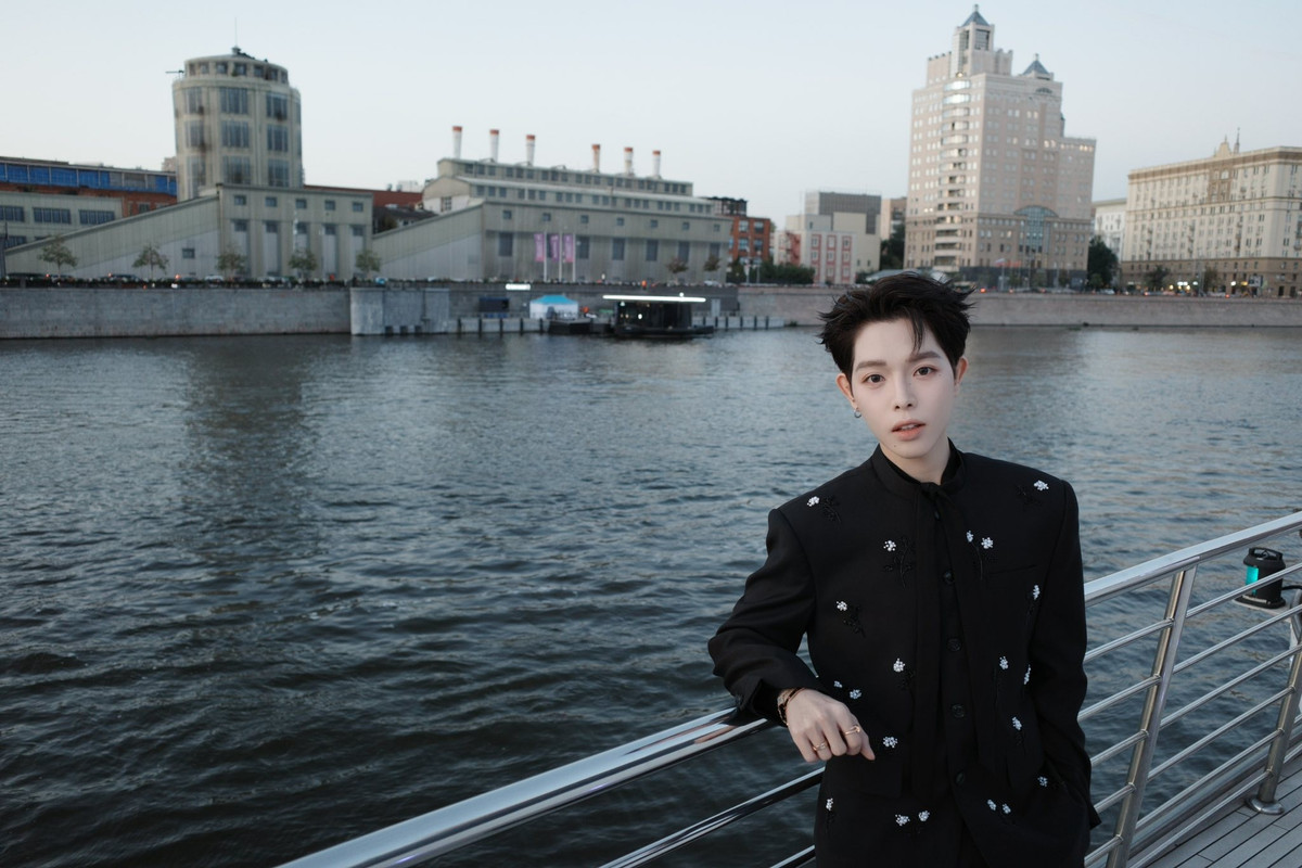 Ý thức được rào cản lớn nhất trên con đường nghệ thuật, Đức Phúc đã đưa ra một quyết định táo bạo: thay đổi bản thân. Anh không chỉ nỗ lực giảm cân mà còn quyết tâm phẫu thuật thẩm mỹ để cải thiện ngoại hình. Ảnh: FB Đức Phúc