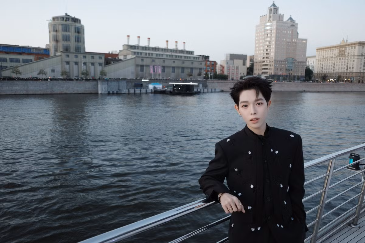 Ý thức được rào cản lớn nhất trên con đường nghệ thuật, Đức Phúc đã đưa ra một quyết định táo bạo: thay đổi bản thân. Anh không chỉ nỗ lực giảm cân mà còn quyết tâm phẫu thuật thẩm mỹ để cải thiện ngoại hình. Ảnh: FB Đức Phúc