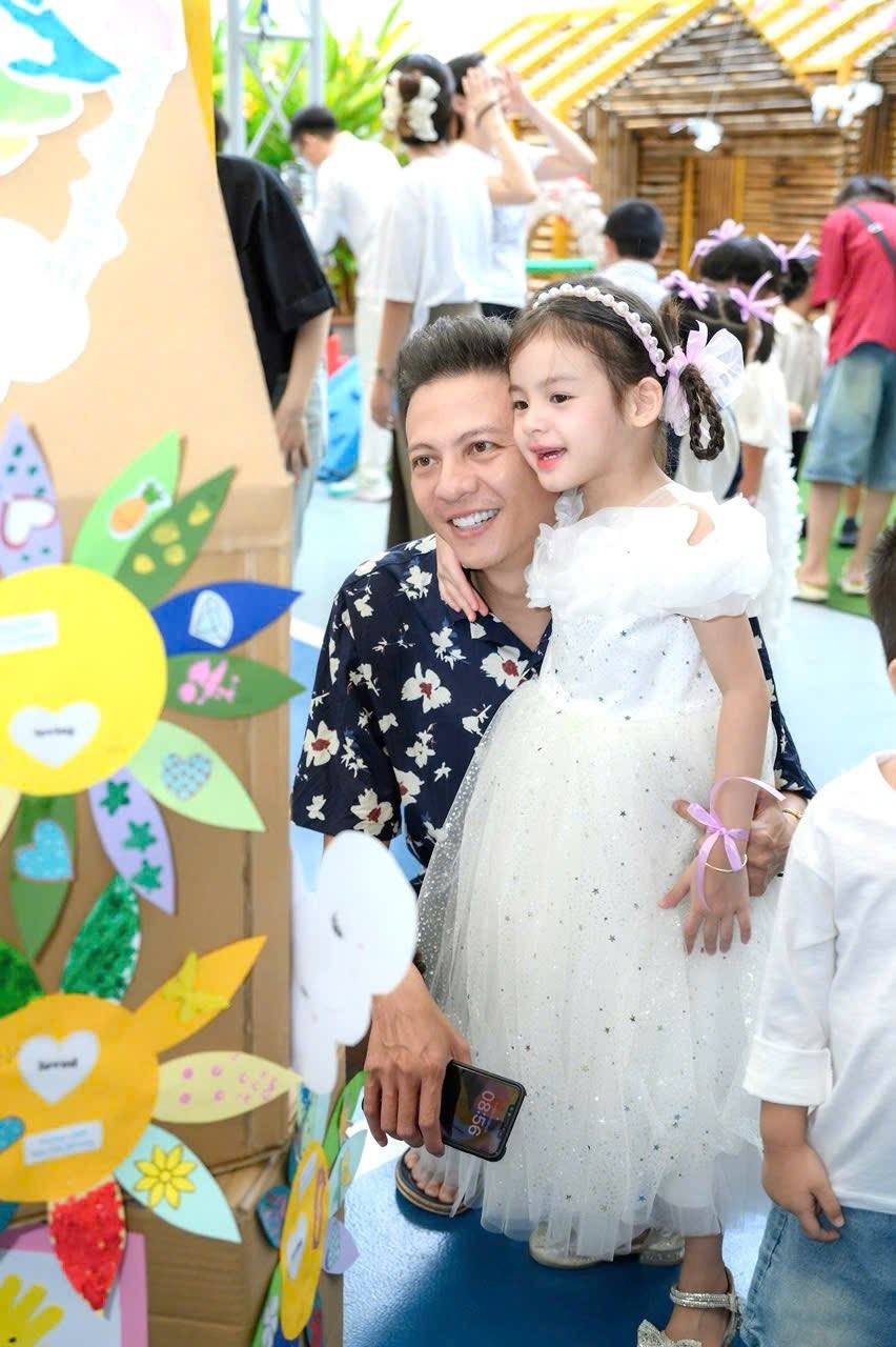 Diễn viên Dương Hoàng Anh tham gia hoạt động tại trường học cùng con gái. Ảnh: FB Dương Hoàng Anh