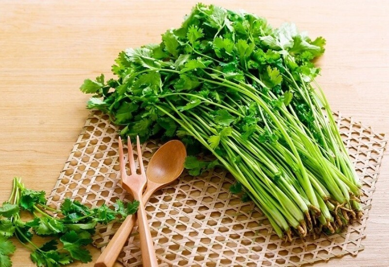 Mùi tây giàu vitamin C, K, folate và apigenin – hợp chất hỗ trợ tim mạch và bảo vệ tế bào. Tinh dầu tự nhiên trong rau giúp lợi tiểu nhẹ, giảm đầy hơi và thanh lọc cơ thể.