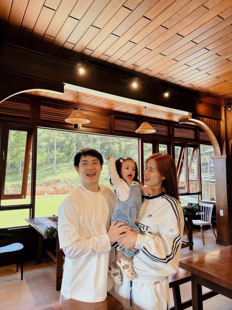 Nhiều khán giả nhận xét rằng hai ái nữ nhà Đông Nhi – Ông Cao Thắng giống bố như “đúc”, từ đôi mắt, khuôn miệng đến những đường nét gương mặt hài hòa, thừa hưởng nét đẹp từ cả bố lẫn mẹ.