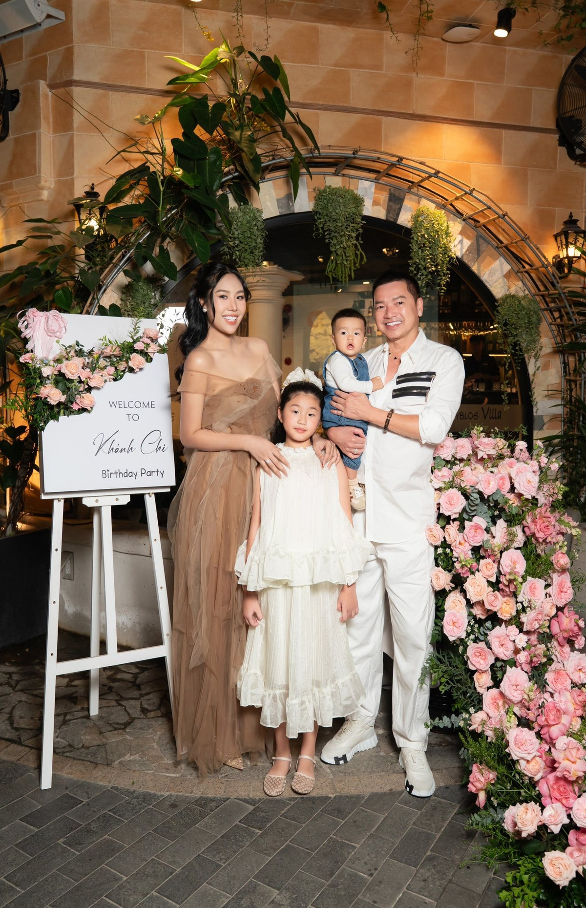 Nghệ sĩ Quang Minh tổ chức sinh nhật cho bạn gái kém 35 tuổi Tăng Khánh Chi. Ảnh: FB Tăng Khánh Chi