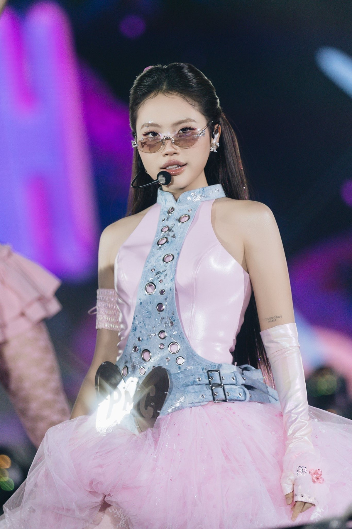 Song song với lịch trình biểu diễn và các dự án âm nhạc, cô vẫn duy trì việc học đại học, khiến quỹ thời gian gần như luôn kín.