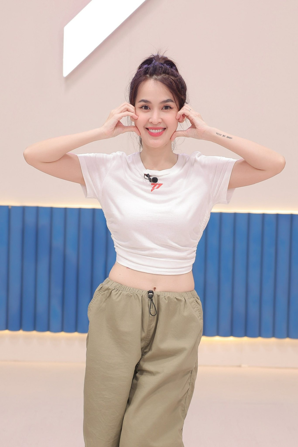 Tú Vi sinh năm 1986 tại TP.HCM, hoạt động nghệ thuật từ năm 2006 với vai trò diễn viên kịch, truyền hình.