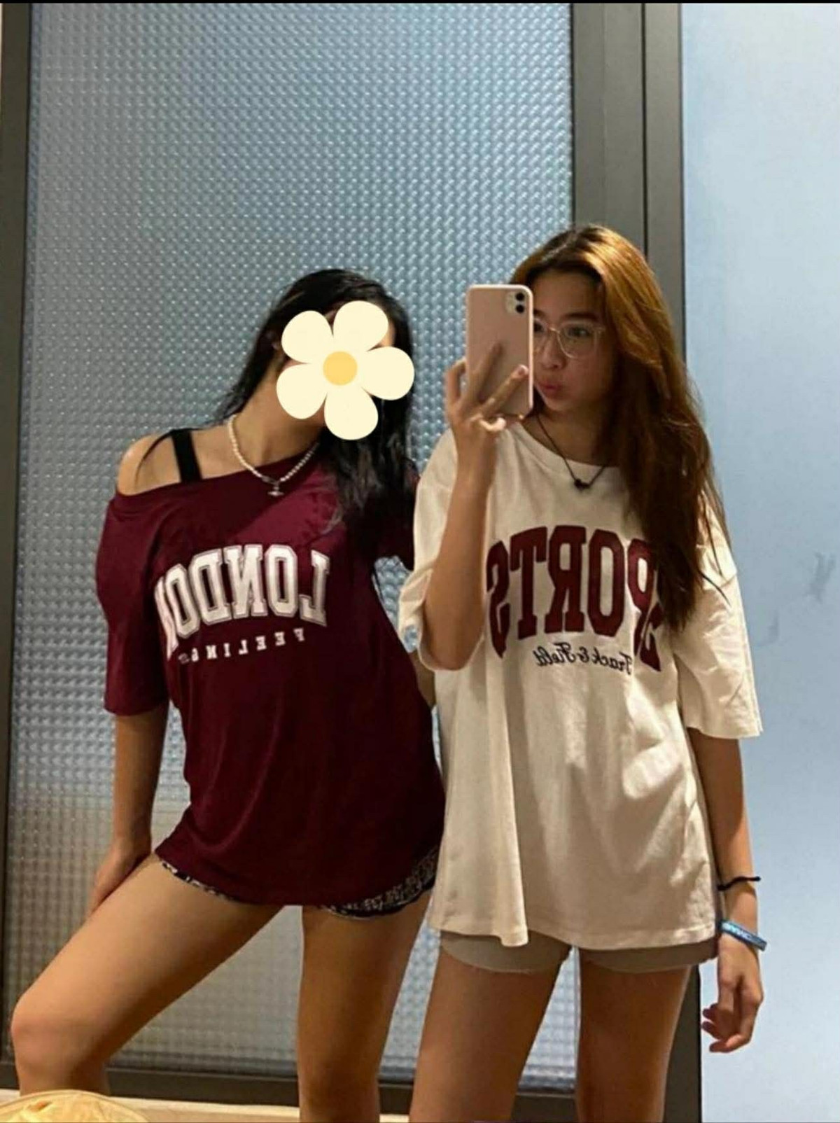 Nếu trước đây, Mina thường xuất hiện trong những bộ ảnh với những chiếc váy dịu dàng thì nay nhóc tỳ chuyển sang gu thời trang cá tính, hiện đại hơn.