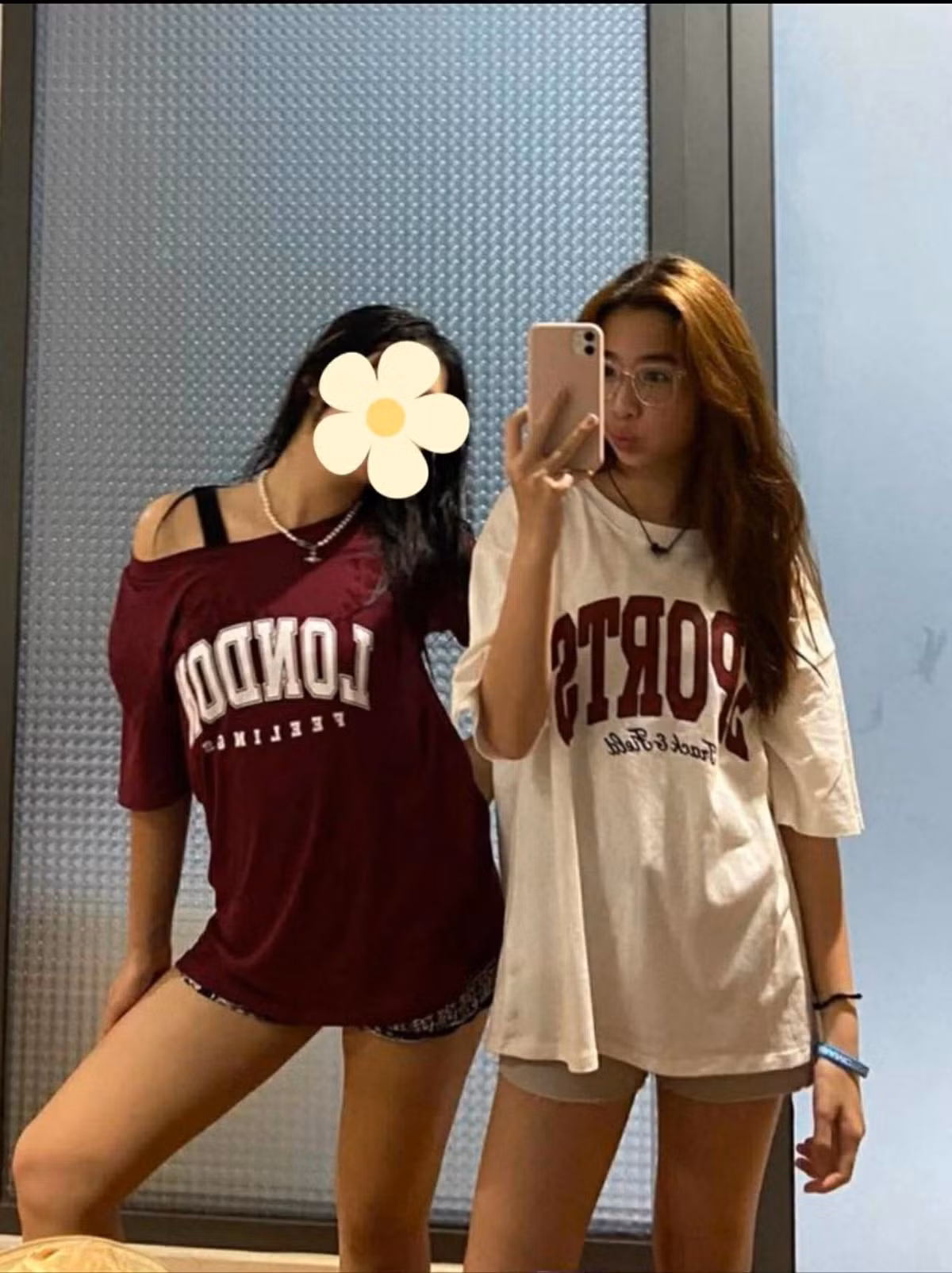 Nếu trước đây, Mina thường xuất hiện trong những bộ ảnh với những chiếc váy dịu dàng thì nay nhóc tỳ chuyển sang gu thời trang cá tính, hiện đại hơn.