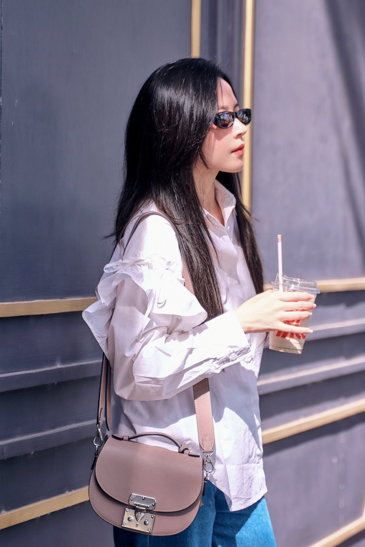 Người đẹp được nhận xét là hình mẫu của phụ nữ hiện đại: vừa xinh đẹp, vừa tài năng, lại biết xây dựng hình ảnh một cách chỉn chu. Ảnh: FB Midu