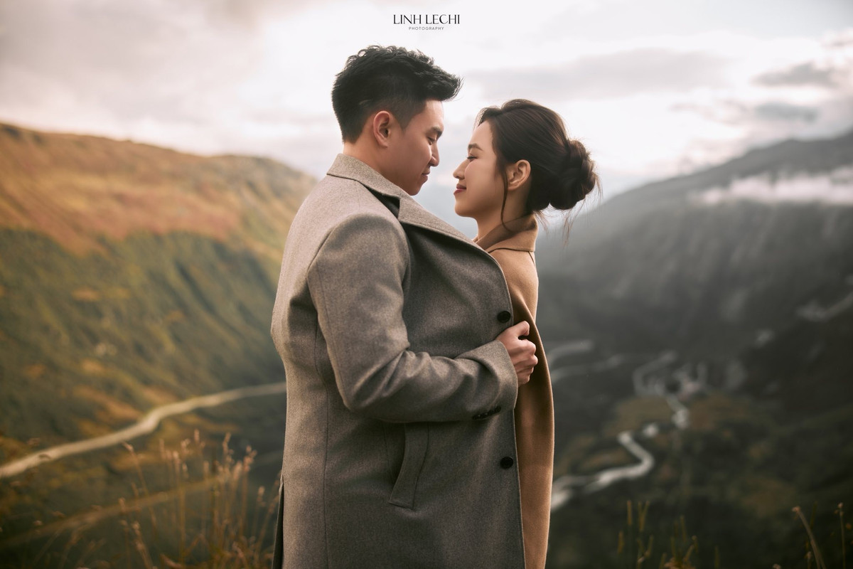 Lộ thêm ảnh cưới của Hoa hậu Đỗ Thị Hà và chồng doanh nhân Viết Vương trong 15 phút dừng chân trên đèo Furkapass, Thuỵ Sĩ. Ảnh: FB Linh Lê Chí