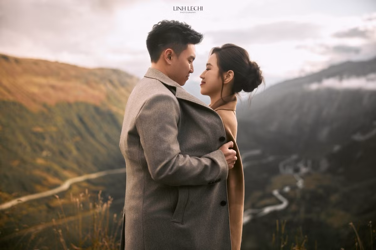 Lộ thêm ảnh cưới của Hoa hậu Đỗ Thị Hà và chồng doanh nhân Viết Vương trong 15 phút dừng chân trên đèo Furkapass, Thuỵ Sĩ. Ảnh: FB Linh Lê Chí