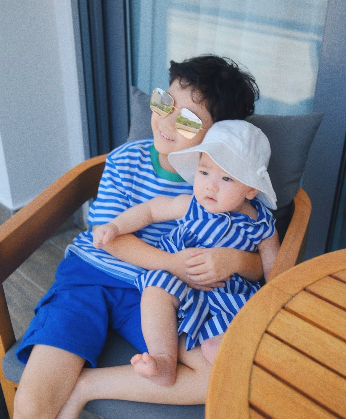 Dưới phần bình luận, cư dân mạng để lại nhiều lời khen: “Cưng quá trời!”, “Nhìn bé mà muốn tan chảy”, “Đúng là thiên thần nhỏ của mẹ Tú Anh!”. Ảnh: FB Duong Tu Anh