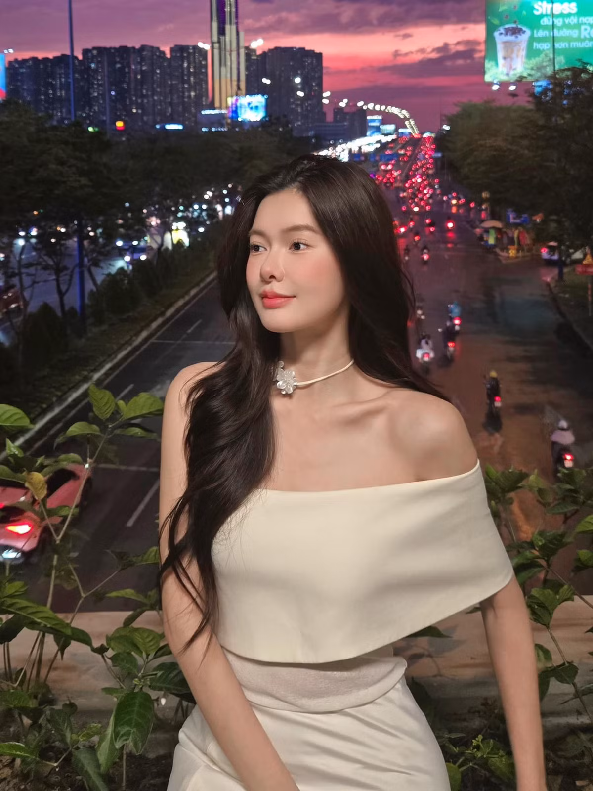 Vóc dáng cân đối, thanh thoát trong bộ trang phục đơn giản càng tôn lên nét yêu kiều, dịu dàng của nữ diễn viên. Ảnh: FB Yên Đan