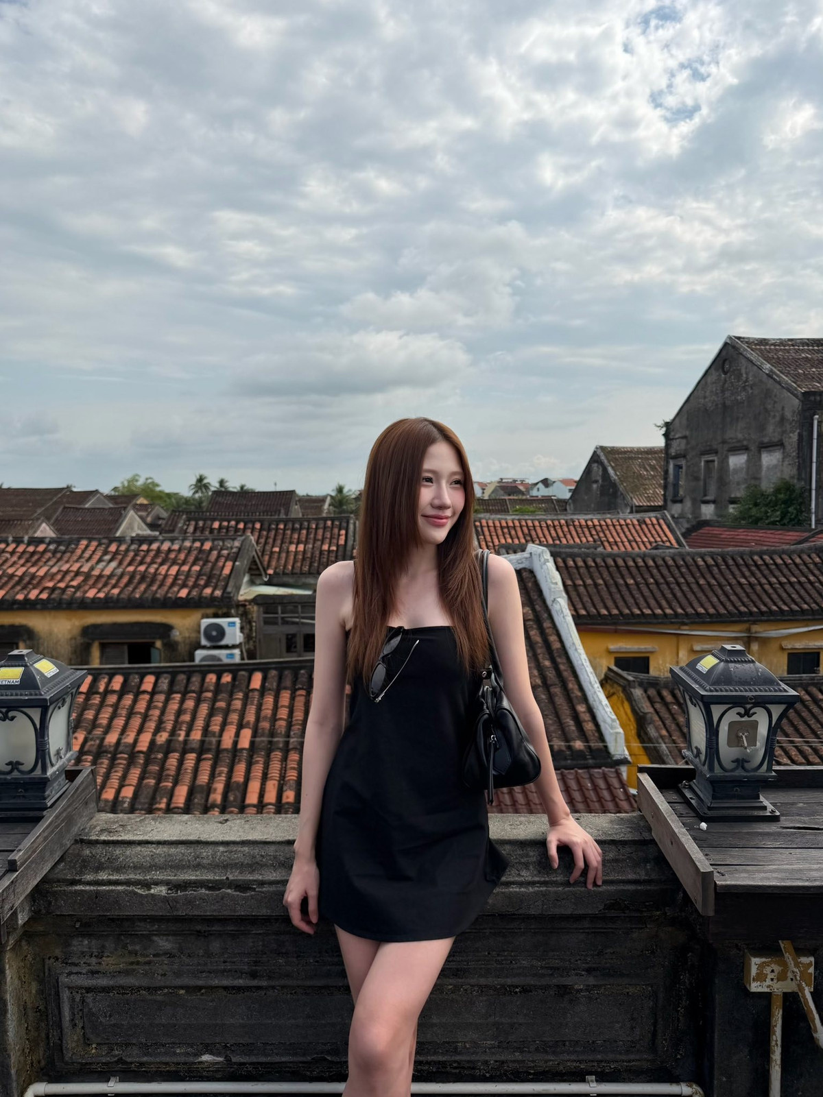 Trên trang cá nhân, cô thường xuyên chia sẻ những bộ ảnh street style trẻ trung, hiện đại.