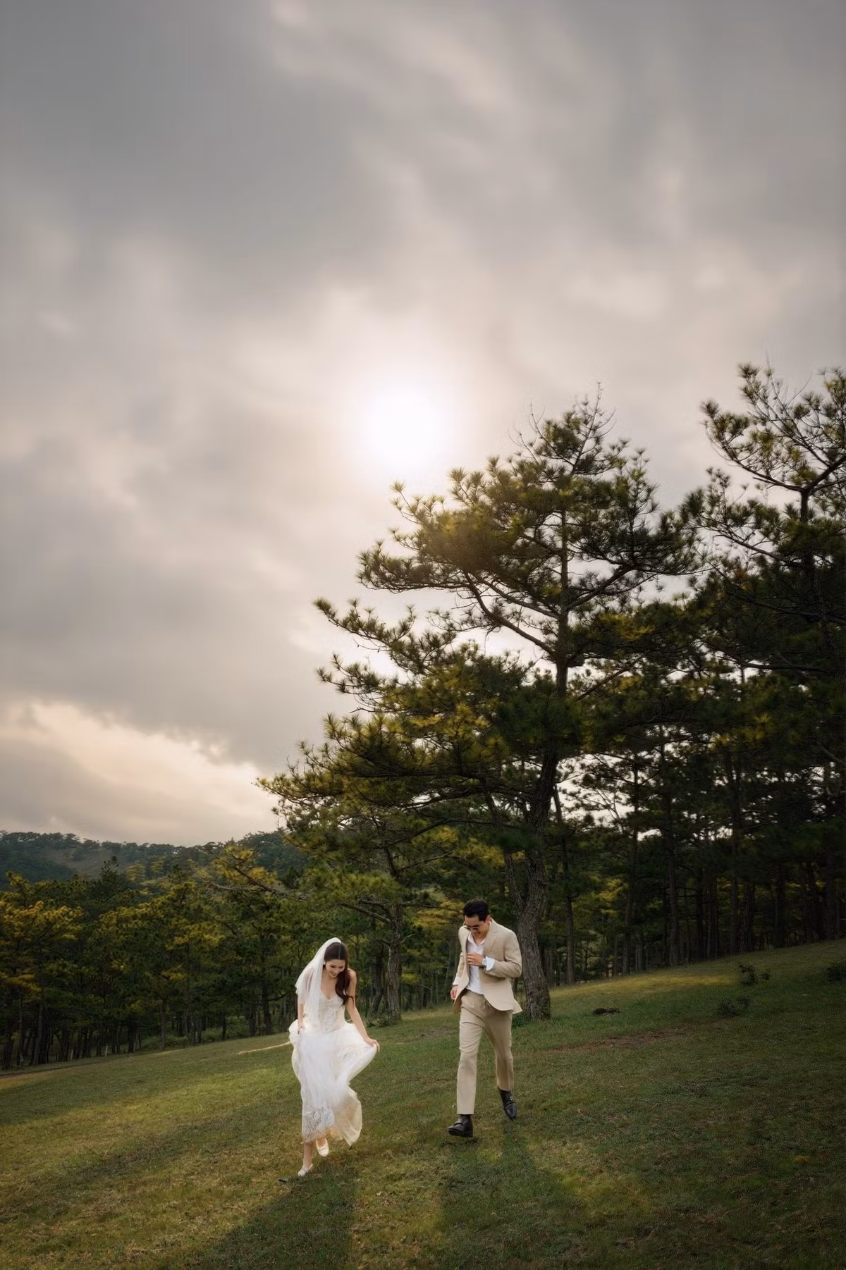 Quỳnh Châu chia sẻ, trước ngày chụp ảnh, cô khá lo lắng vì Đà Lạt có mưa lớn kéo dài nhiều ngày. Tuy nhiên, đúng hôm chụp, thời tiết bất ngờ hửng nắng, tạo điều kiện thuận lợi để ê-kíp thực hiện trọn vẹn concept ảnh ngoài trời.