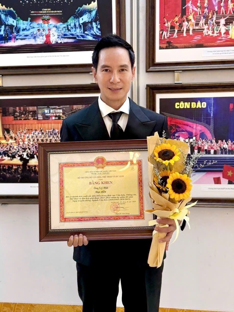 Đạo diễn Lý Hải nhận bằng khen của Bộ Văn hóa, Thể thao và Du lịch cho những cống hiến trong 35 năm làm nghệ thuật. Ảnh: FB Ly Hai Minh Ha