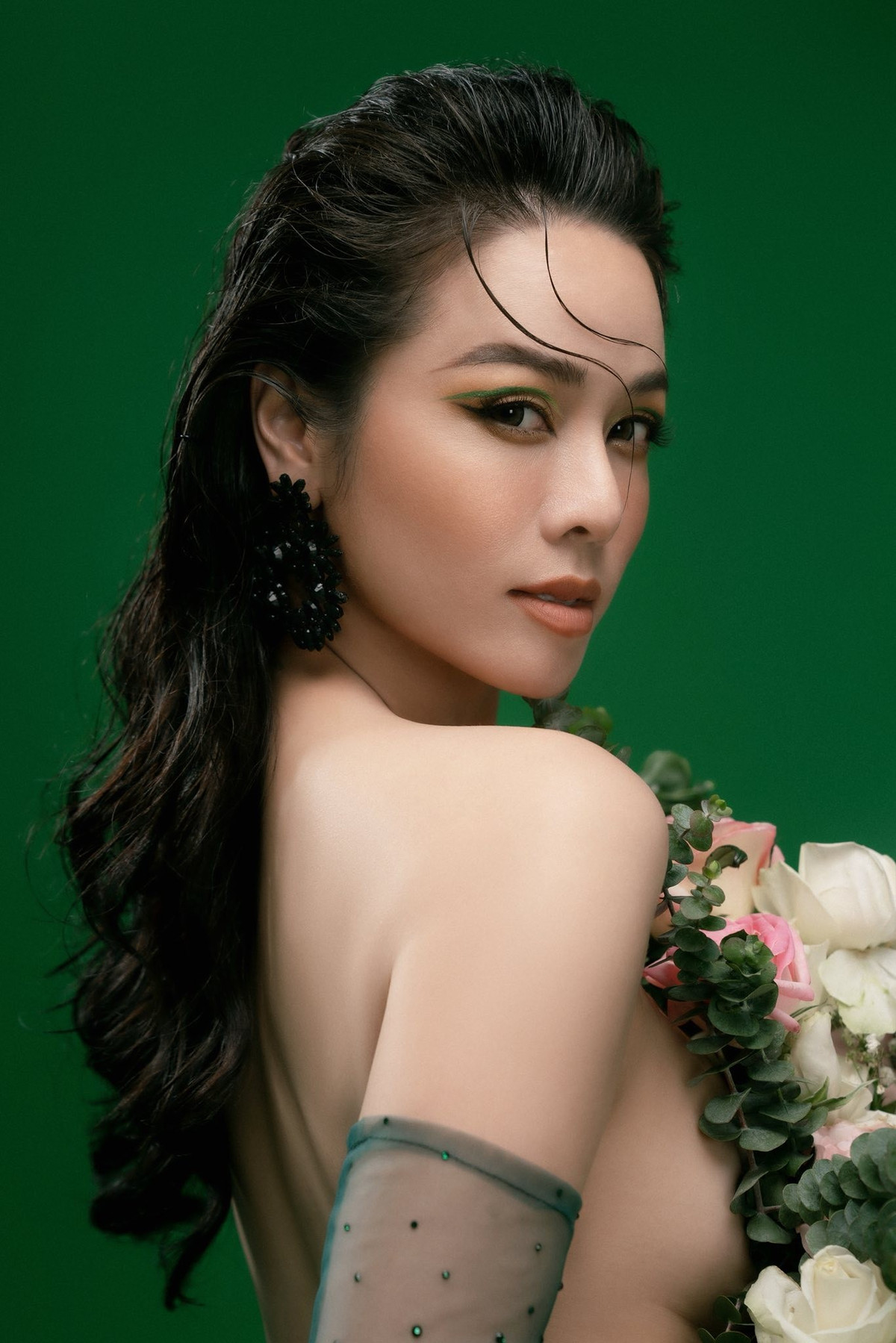 Trong bộ ảnh vừa được chia sẻ, Nhật Kim Anh gây ấn tượng khi khoe trọn tấm lưng trần nõn nà trong thiết kế mang tông xanh lá chủ đạo.