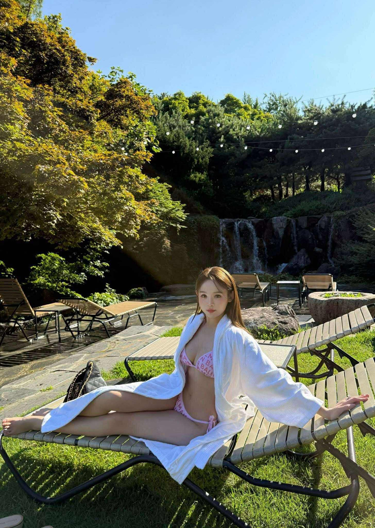 Cô cũng khẳng định chưa từng can thiệp thẩm mỹ vòng 1. Mỗi lần xuất hiện, cô đều khiến công chúng trầm trồ bởi nhan sắc “lão hóa ngược” cùng phong thái quyến rũ, sang trọng khó ai sánh bằng. Ảnh: FB Đặng Ngọc Huyền