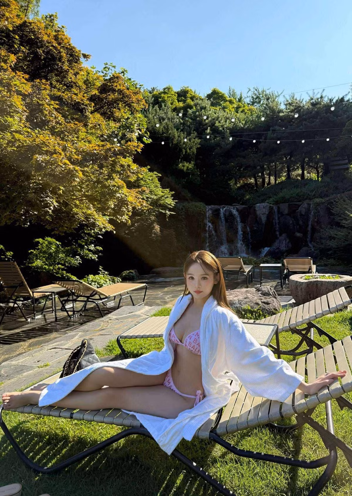 Cô cũng khẳng định chưa từng can thiệp thẩm mỹ vòng 1. Mỗi lần xuất hiện, cô đều khiến công chúng trầm trồ bởi nhan sắc “lão hóa ngược” cùng phong thái quyến rũ, sang trọng khó ai sánh bằng. Ảnh: FB Đặng Ngọc Huyền