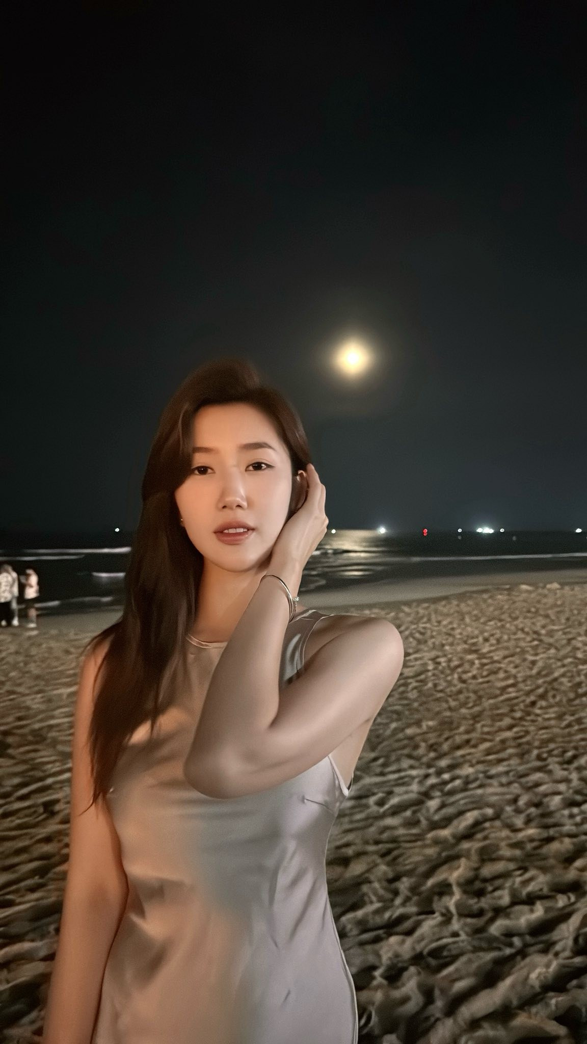 Diễn viên Thuý Ngân dạo biển về đêm. Ảnh: FB Lê Huỳnh Thuý Ngân