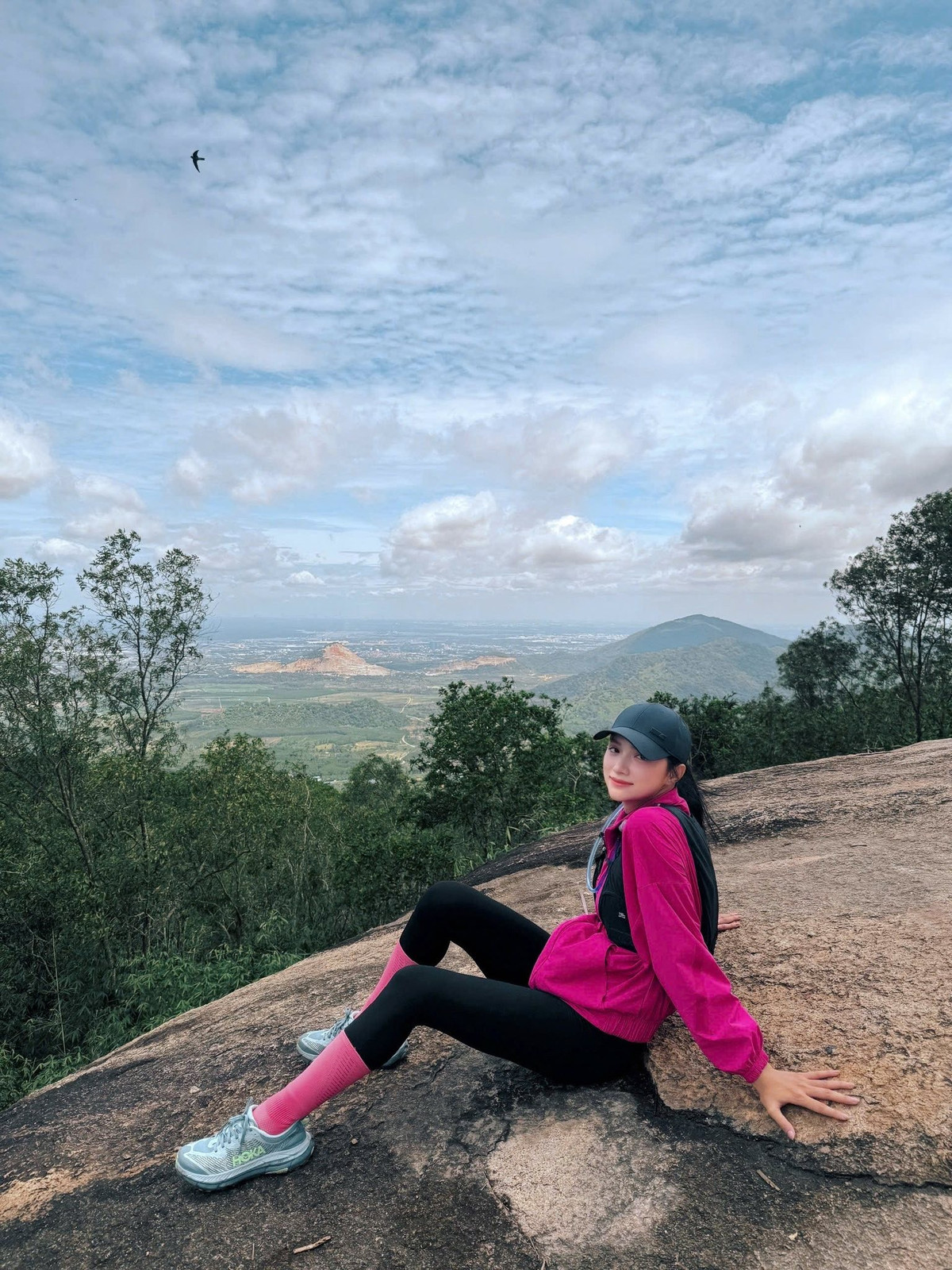 Hương Giang check in núi Dinh - được xem là ngọn núi cao nhất tỉnh Bà Rịa – Vũng Tàu. Ảnh: FB Nguyễn Hương Giang