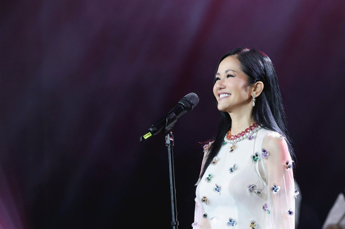 Đầu năm 2025, ca sĩ Hồng Nhung khiến khán giả bất ngờ khi xác nhận bị bệnh ung thư vú. Thay vì giấu kín hay suy nghĩ tiêu cực, Hồng Nhung lựa chọn đối diện với bệnh tật bằng sự bình thản hiếm có.