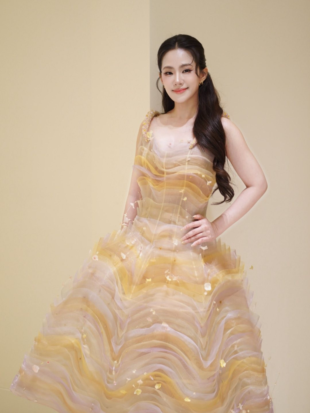 Khi đặt cạnh bức ảnh cũ chụp năm 2005, nhiều người không khỏi bất ngờ bởi đường nét gương mặt của nữ ca sĩ gần như không thay đổi. Từ ánh mắt đến nụ cười, tất cả vẫn giữ được vẻ trong trẻo, dịu dàng đã trở thành dấu ấn riêng của cô.