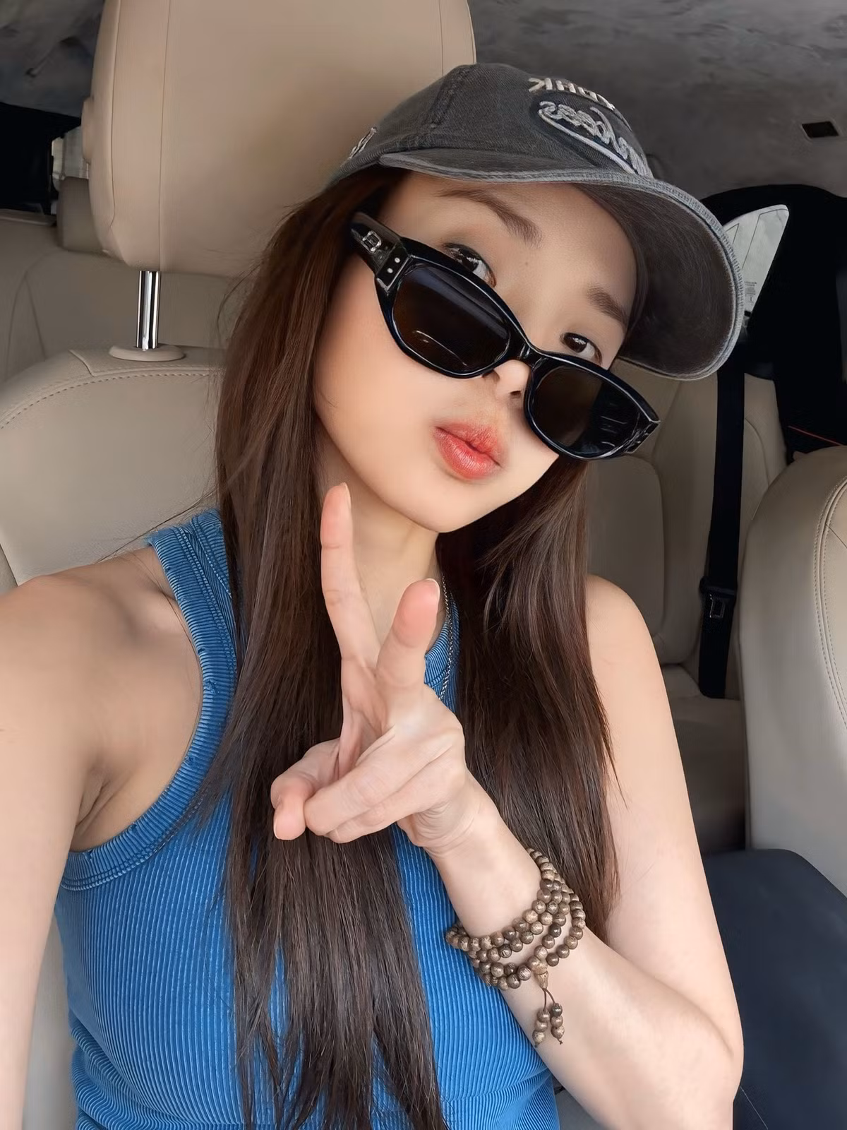 Thuý Diễm tạo dáng nhí nhảnh trên xế hộp. Ảnh: FB Nguyễn Ngọc Thuý Diễm