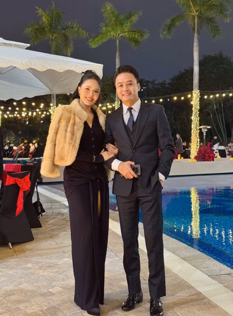 Không chỉ vậy, cuộc hội ngộ lần này còn khiến cộng đồng người hâm mộ cặp đôi “song Hồng” – Hồng Đăng và Hồng Diễm vô cùng phấn khích.