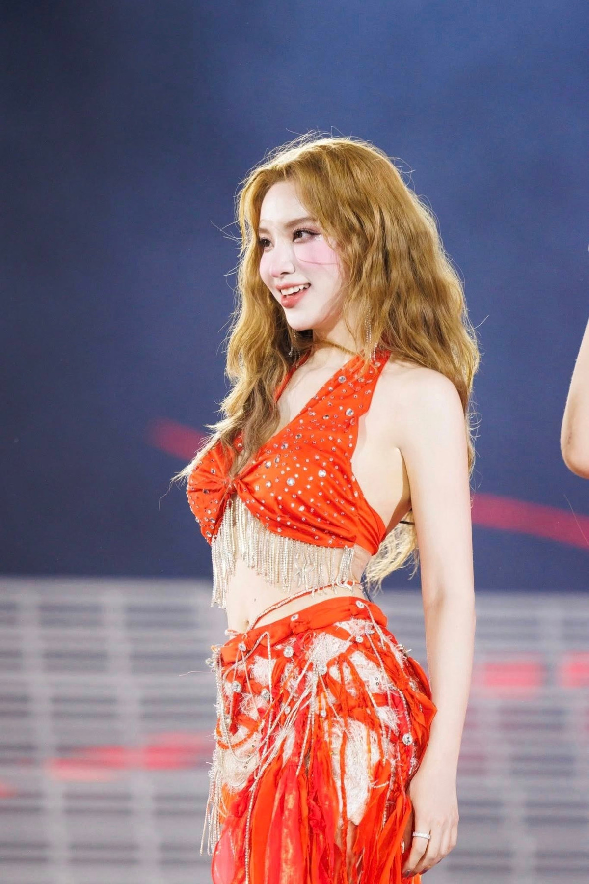 Sở hữu làn da trắng nên không có kiểu đồ nào làm khó được cô. Ảnh: FB Hạnh Sino