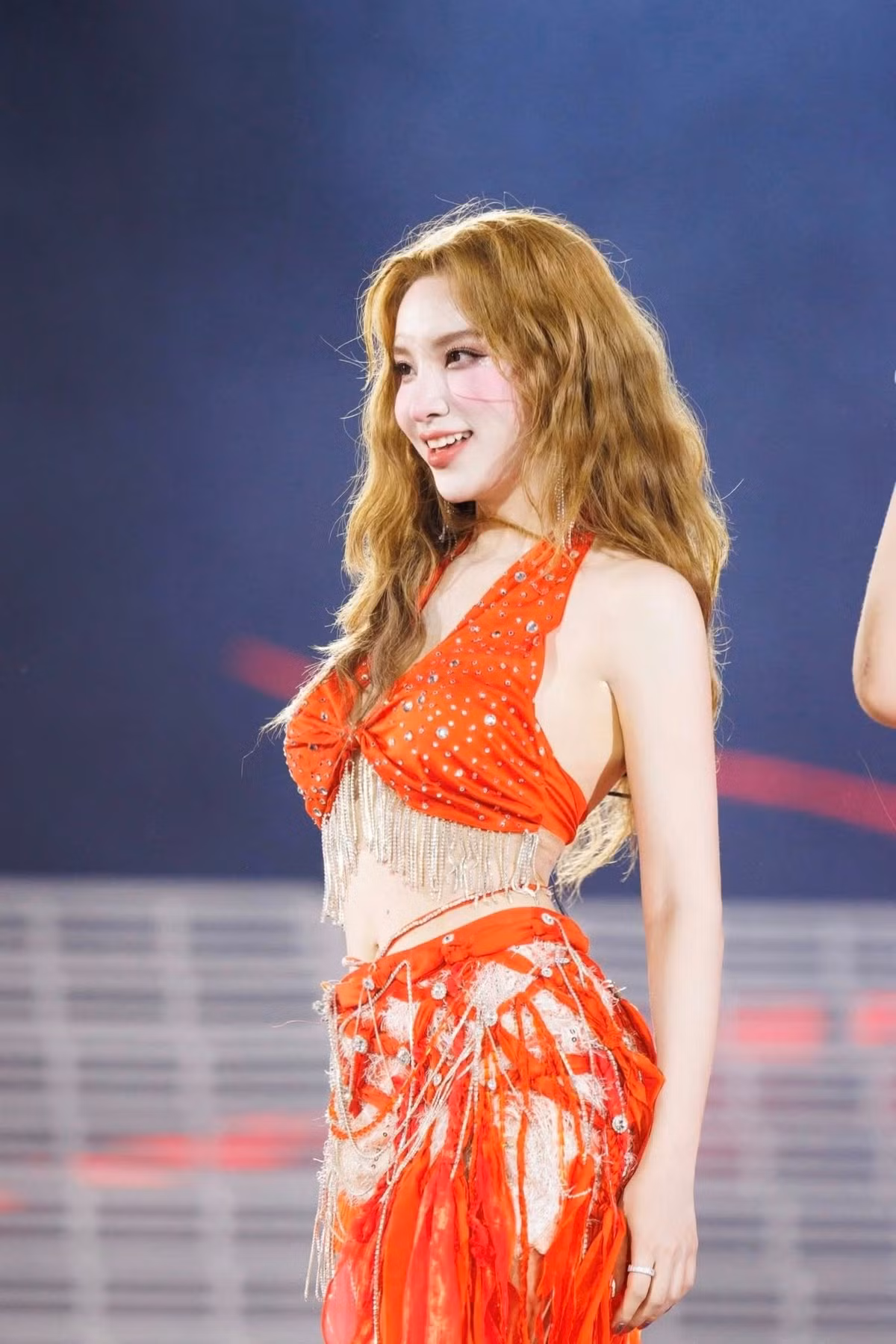 Sở hữu làn da trắng nên không có kiểu đồ nào làm khó được cô. Ảnh: FB Hạnh Sino