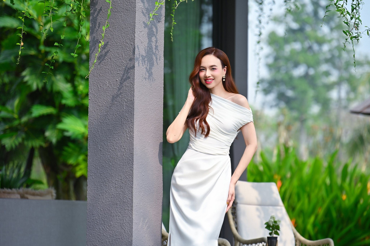 Không bị bó buộc trong một hình ảnh cố định, Đinh Ngọc Diệp linh hoạt chuyển đổi từ phong cách nhẹ nhàng, nữ tính sang vẻ ngoài thanh lịch, quyền lực khi xuất hiện tại các sự kiện.