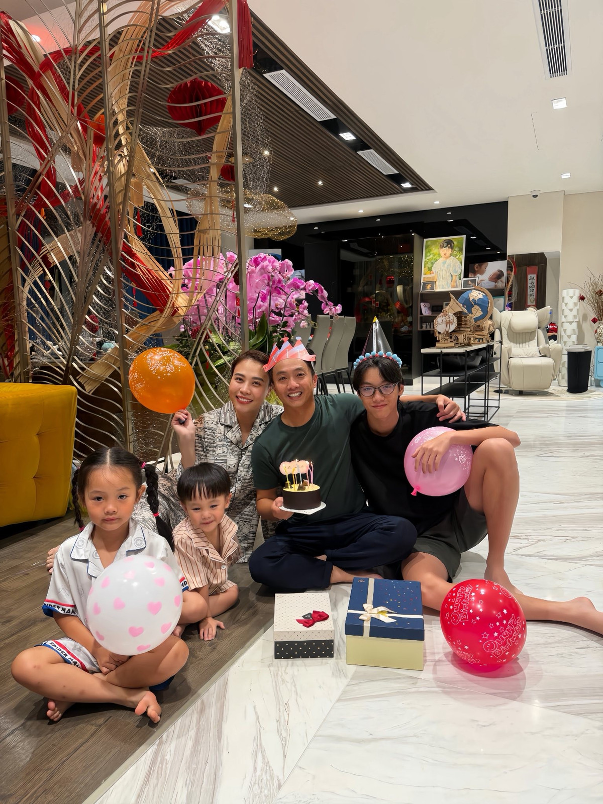 Doanh nhân Cường Đôla hạnh phúc khi được bà xã Đàm Thu Trang cùng ba con tạo bất ngờ trong ngày sinh nhật. Ảnh: FB Nguyen Quoc Cuong