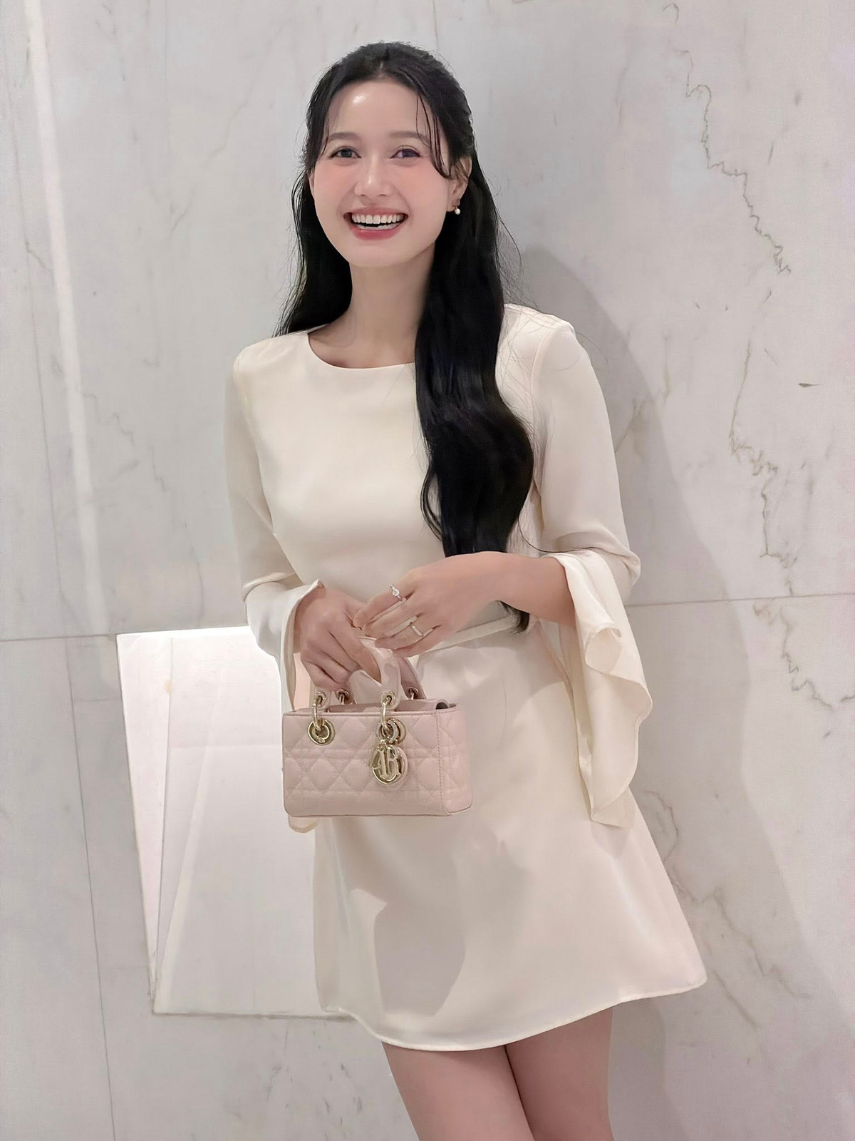 Mỗi lần xuất hiện, nữ diễn viên luôn khiến người đối diện có cảm giác dịu dàng, gần gũi và dễ dàng “tan chảy” trước nét đẹp ngọt ngào ấy.