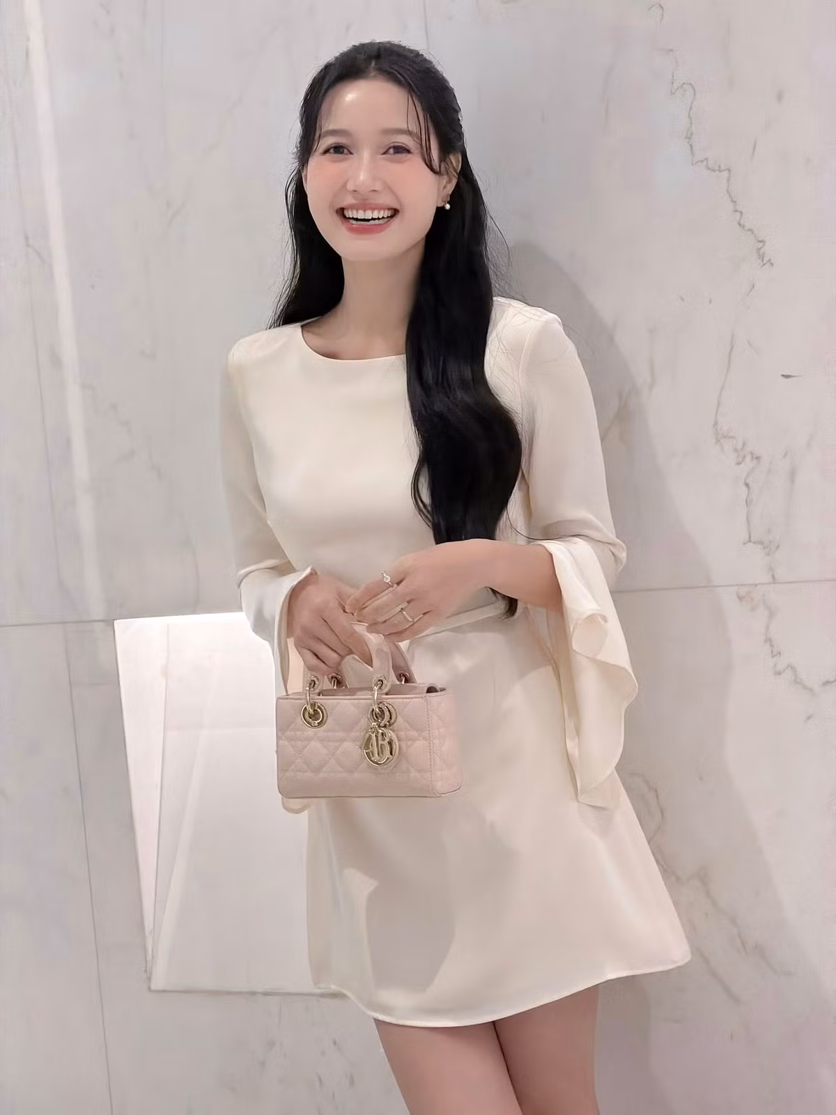 Mỗi lần xuất hiện, nữ diễn viên luôn khiến người đối diện có cảm giác dịu dàng, gần gũi và dễ dàng “tan chảy” trước nét đẹp ngọt ngào ấy.