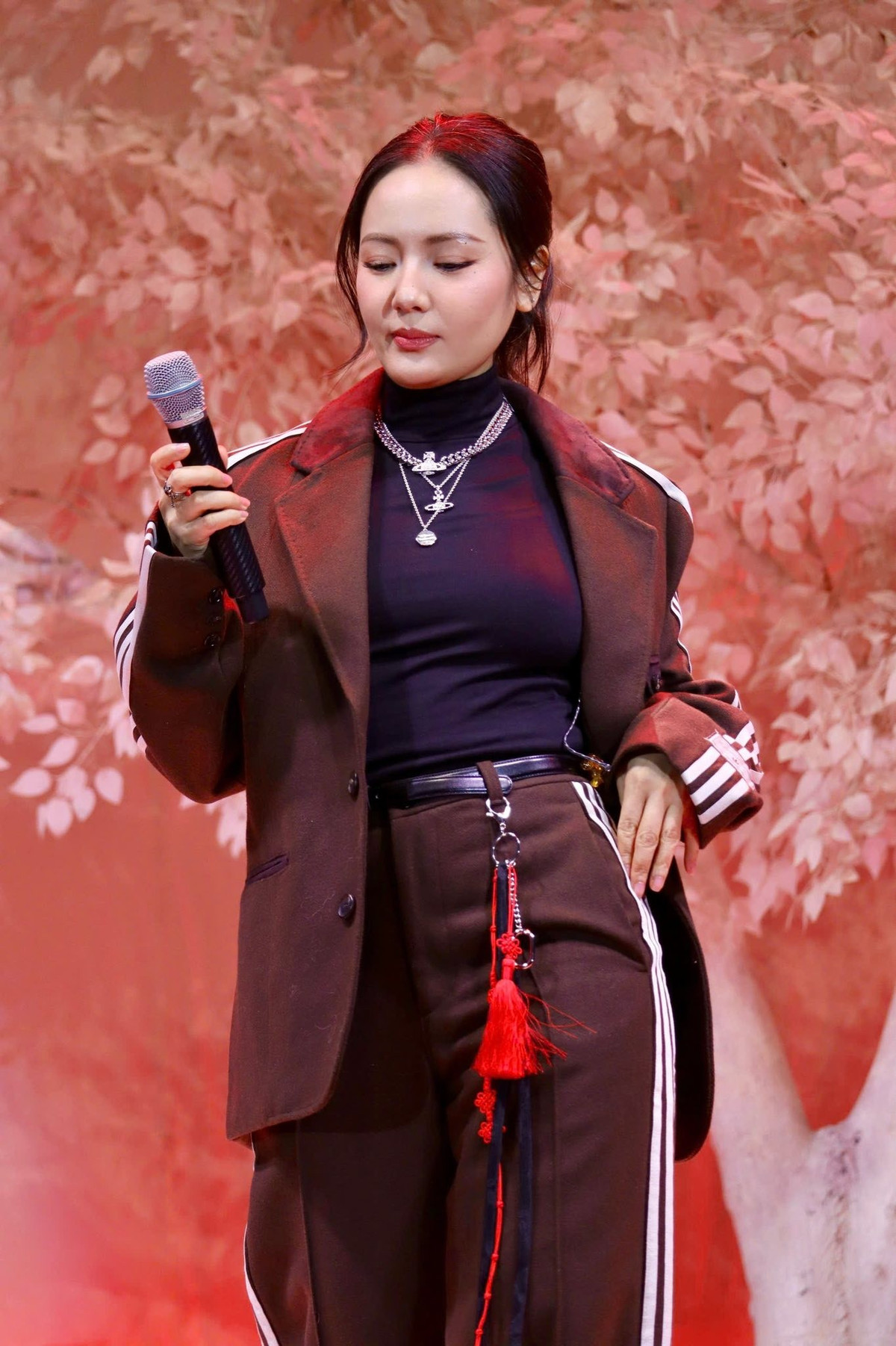 Nhiều khán giả nhận xét nữ ca sĩ vẫn giữ được vẻ đẹp mặn mà, thậm chí trẻ hơn so với tuổi thật.