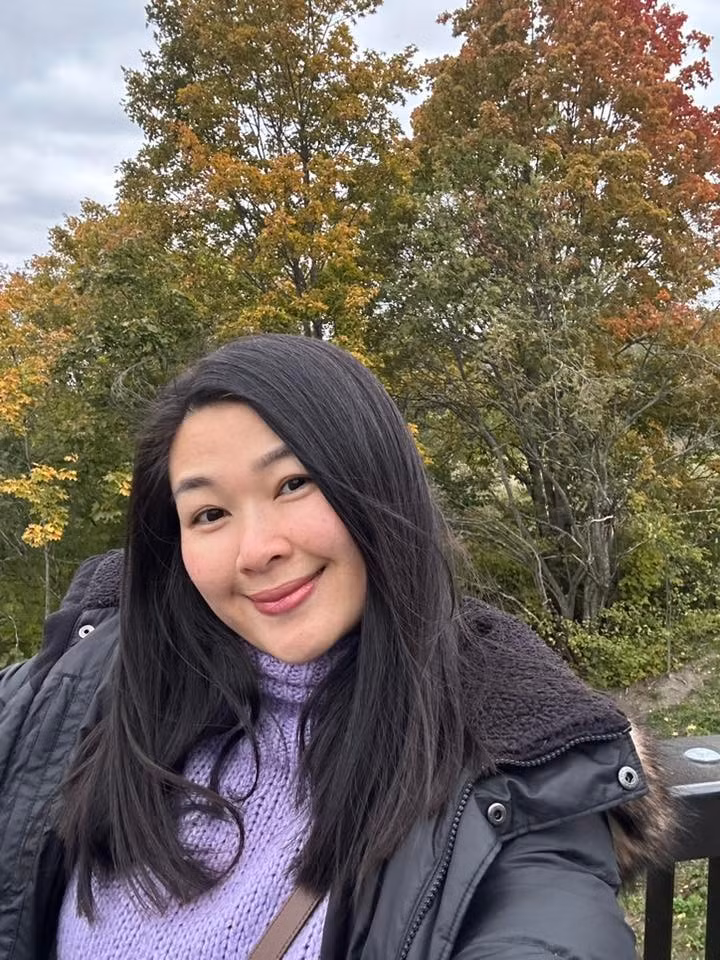 Mạc Anh Thư cho biết cô say mê vẻ đẹp của mùa thu Phần Lan khi những hàng cây đồng loạt thay lá, chuyển từ sắc xanh sang vàng, đỏ rực rỡ trước khi rụng.